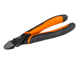 Vinklet billede af Bahco sidebidetang 2101G, 125 mm, med orange og sorte håndtag og sort metalfinish.