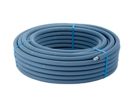 En rulle med Geberit FlowFit PE-RT-alu-PE-RT-RIR systemrør i isblå, der måler 20 mm i diameter og er bundet sammen med blå bånd.