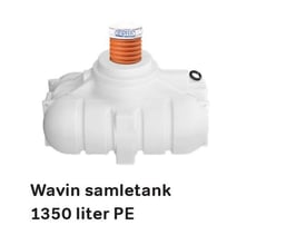 Hvid Wavin-samletank til spildevand på 1,35 m³ i PE, vist forfra med orange, ribbet adgangsrør.