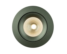 Nærbillede af SLC One 360° SunLike downlight i grøn aluminium, belyst og isoleret på hvid baggrund.