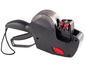 Lyreco Avery prismærkepistol PL 1/8 med én linje og otte cifre, set skråt fra siden med mørkt greb og røde detaljer.