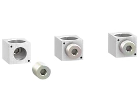 Schneider Electric klemmesæt til kobber og aluminiumsledere, 35-300mm2, viser tre forskellige vinkler af klemmen og en løs skrue.