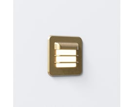 Astro Arran Square Coastal væglampe i messing med tændt lys, monteret på hvid væg. Lampen har et firkantet design med horisontale lameller for lysafskærmning.