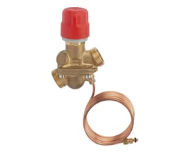 Sidevisning af Danfoss AB-PM DN32 trykdifferensregulator i messing med kapillarrør og tydelig mærkning på huset.