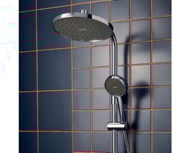 Hansgrohe Activera Select S håndbruser og brusehoved monteret på en stang, med kromfinish og blå vægfliser i baggrunden.