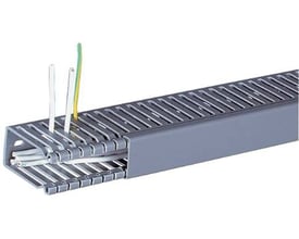 Hager Tehalit BA6 grå, opslidset ledningskanal i hård PVC på 2 meter, med 4mm slidser og 10mm fingre.
