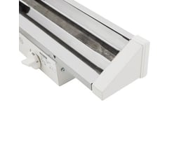 Adax strålevarmer GVR 507 B i hvid med 750W effekt, vist med fokus på kontrolknap og varmereflektorer.