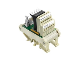 Weidmüller interface-modul med terminaler og indbygget plug-in stik, vist skråt forfra med tilslutningerne synlige.
