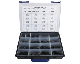 Nærbillede af Raaco sortimentskasse med låseringe DIN 471, viser tydeligt mærkat med størrelser og antal samt diverse låseringe i hvert rum.