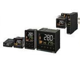 Omron temperaturregulatorer i forskellige størrelser, herunder E5EC-modellen, med digitale displays.