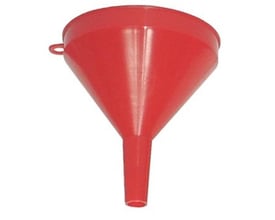 Bagsiden af den røde Kabi plasttragt 75 mm, viser dens form og ophængningsmulighed med et lille rundt øje.