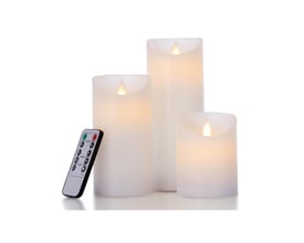 Tre hvide LEDlife bloklys i forskellige højder med en fjernbetjening liggende ved siden af, sat op mod en hvid baggrund.