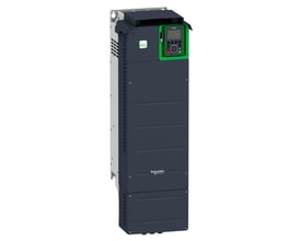 Schneider Electric Altivar Process ATV630 frekvensomformer med 75 kW effekt og IP21 beskyttelse, vist i lodret position med kontrolpanel på grå baggrund.