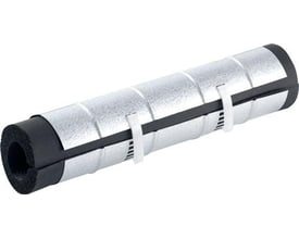 Karfa flex-bøsning 35x180 mm til 35 mm rør, isoleret med syntetisk gummi og aluzink kappe, med hvide låsestropper.