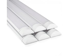 Flere hvide V-TAC LED-armaturer ligger forskudt, med de brede, afrundede endestykker synlige.