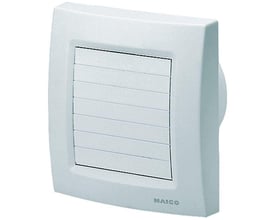 Maico Ventilatoren ECA 120 K ventilator set forfra med lukket elektrisk jalousi, viser et stilrent design i hvidt kunststof.