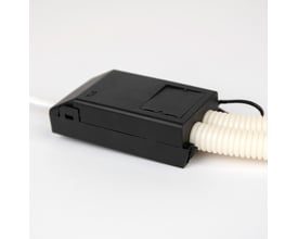 Sort plasthætte med hvidt rør, til elektrisk installation, med mærket SLC synligt.