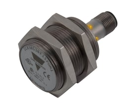 Carlo Gavazzi induktivaftaster ICB30S30F10POM1 med M30-gevind, vist skråt forfra med sekskantmøtrikker og tilslutning.