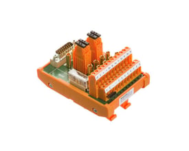 Weidmüller interfacemodul med terminaler og D-sub-stik i orange kabinet, set skråt ovenfra.