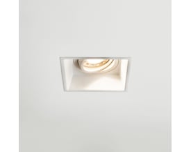 Astro 5737 Minima Square kipbar hvid indbygningsspot med GU10 fatning monteret i hvidt loft.