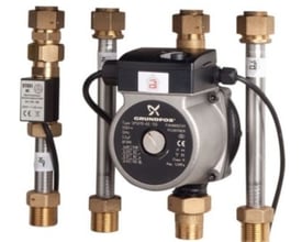 Gemina Termix One Booster pumpe med Grundfos UPS15-60 og en sort flowswitch monteret, sat sammen med messingfittings.