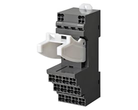Omron relæsokkel vist fra en anden vinkel, med fokus på de 14 push-in terminaler og fjederlåsens funktion.