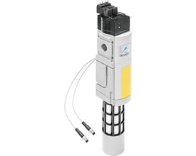 Festo softstart- og afluftningsventil MS6-SV-1/2-D-10V24-2OE-SO-AG, vist med trykmåler og to tilslutningskabler.