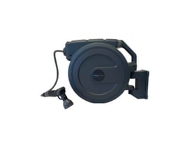 Flowconcept automatisk slangeopruller med spulepistol tilsluttet, viser tilslutning og greb på den grå enhed.