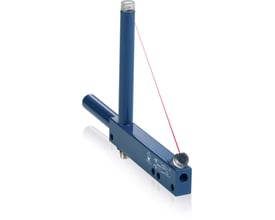 Schneider Electric fotoelektrisk sensor XUV-gaffel i mørkeblå metal med en rød laserstråle fra sender til modtager.
