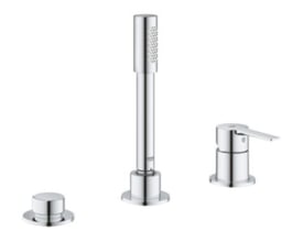 Detaljeret billede af Grohe Lineare kar- og brusekombination i krom, der viser designet på håndbruseren og grebet.