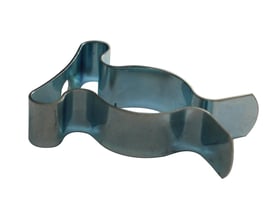 Maskinfabrikken Universal fjederklemme til Ø13mm rør, fremstillet af metal med en blålig overfladebehandling.