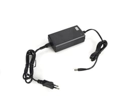 Akkufix lader til 36V batteri for flamingoskærer Akkufix 250, vist med sorte kabler og stik på hvid baggrund.