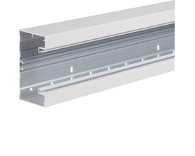 Detaljebillede af Hager kanalbund BRA65130, viser kanalens indre struktur, perforerede montagehuller og lågets fastgørelsesprofil.