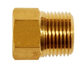 Serto messing reduktion med 3/8" NPT udvendig gevind og 3/8" NPT indvendig gevind på hvid baggrund.