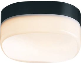 Utin 220-skærmen i hvid plast ses som en afrundet diffusor under armaturets mørke kant.