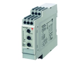Carlo Gavazzi tidsrelæ med to tidsindstillingsknapper og synlige tilslutningsklemmer, set skråt forfra.