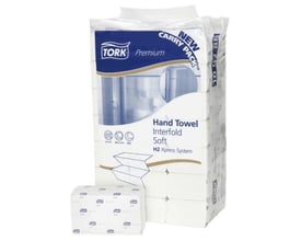 Pakke med Tork Xpress Premium håndklædeark, 2-lags og 21x110 stk. Enkelte ark ligger klar til brug ved siden af pakken.