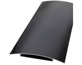 Sort gulvkanal i aluminium, 100 mm dyb og 1,5 meter lang, set skråt med det buede låg og kabelrummet synligt.