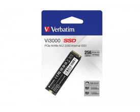 Verbatim Vi3000 intern M.2 NVMe-SSD på 256 GB ses foran emballagen med blå og hvid grafik.