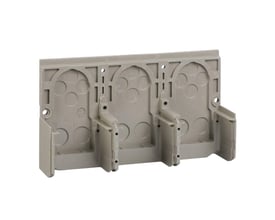 Grå klemmeafdækning fra Schneider Electric til frontforbindelse af 1600A-udstyr, viser tre monteringspunkter.