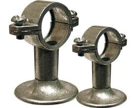 Zink rørbærer i ½'' x 30 mm størrelse med vægflange, viser to forskellige størrelser af klemmer på en hvid baggrund.