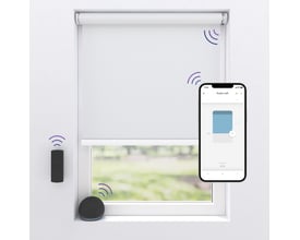 MotionBlinds rullegardin i hvidt mørklægningsstof, vist med betjeningsmuligheder via app, fjernbetjening og smart home-enhed.