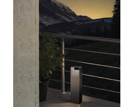 EGLO Doninni 1 udendørs stander i grå metal med en højde på 40 cm, placeret udendørs om natten.