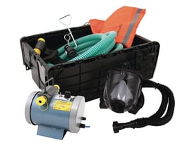 Centurion Nevis strømforsynet frisklufts BA Kit med euro mini turbine, 240V, viser komplet sæt med turbine, slange, maske og opbevaringskasse.