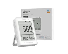 Hvid Sonoff AirGuard CO2-måler med LCD-skærm foran emballagen, der viser målerens display og Matter-logo.