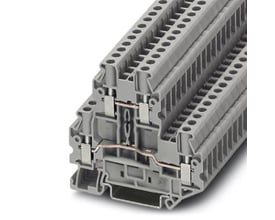 Detaljeret vinkel på Phoenix Contact Etageklemme UTTB 4, der viser dens to etagers design med 4mm² ledningsevne og grå plastkonstruktion.