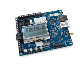 ADI AddSecure IRIS-4 400G-kommunikationsmodul med blåt printkort, LCD-skærm og synlige tilslutninger.