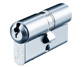 Dobbelt profilcylinder RB1620 i rustfri udførelse, set skråt forfra med nøglehul og ASSA ABLOY-mærkning.