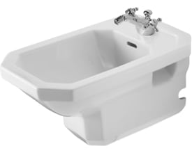 Vinklet nærbillede af det væghængte Duravit 1930 serien bidet i hvidt porcelæn, der viser den traditionelle stil og krom vandhane.