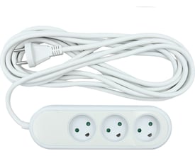 Nordic Quality 3-vejs dansk stikkontakt uden jord, hvid, med 5 meter kabel og stikket trukket ud, isoleret på hvid baggrund.